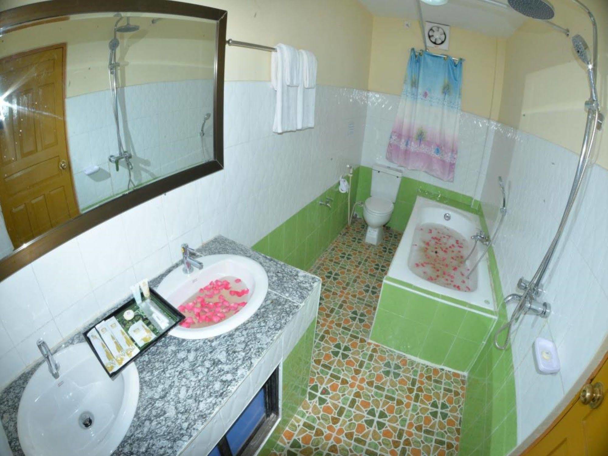 New Golden Forward Hotel Yangon Luaran gambar