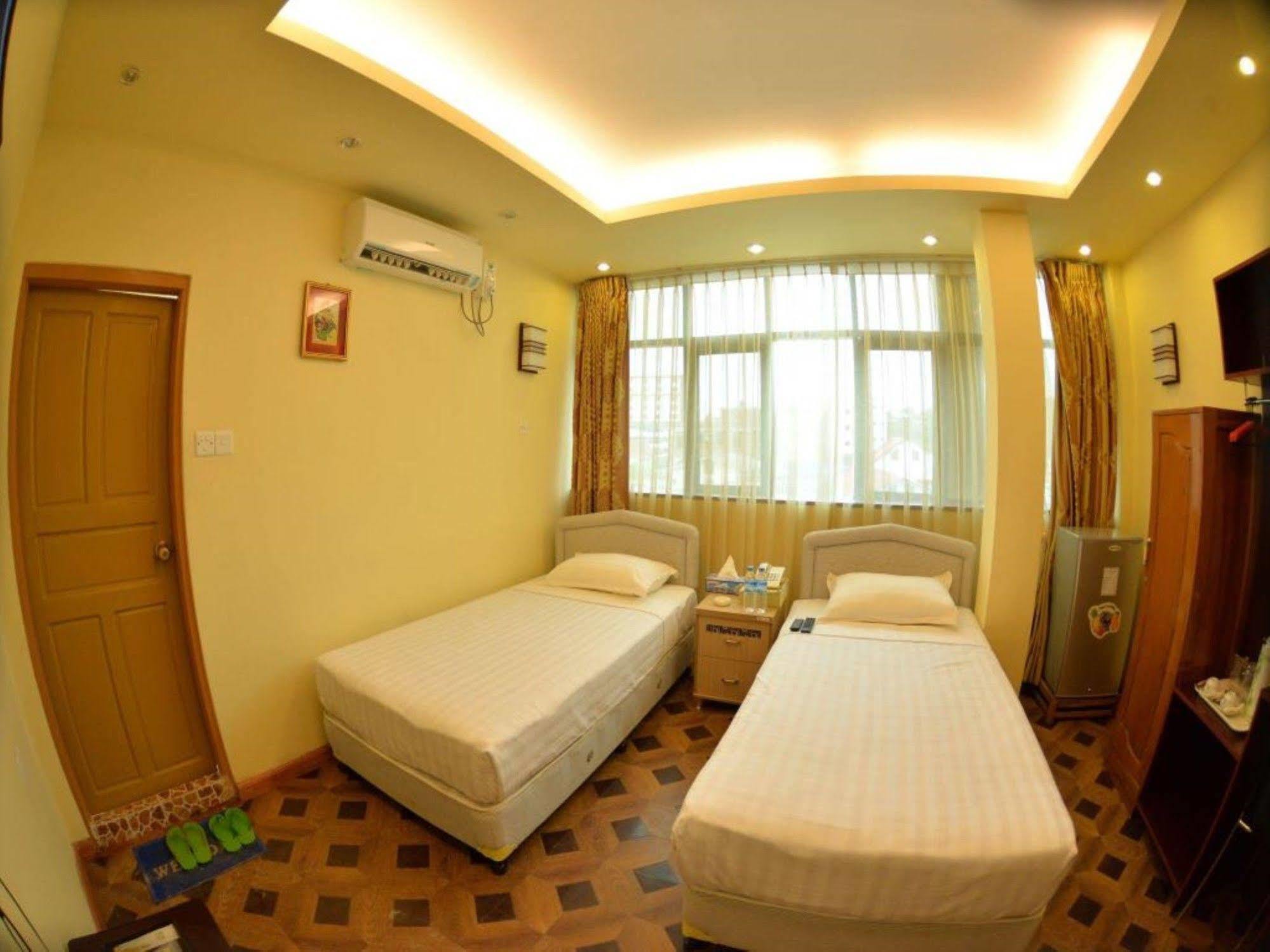 New Golden Forward Hotel Yangon Luaran gambar